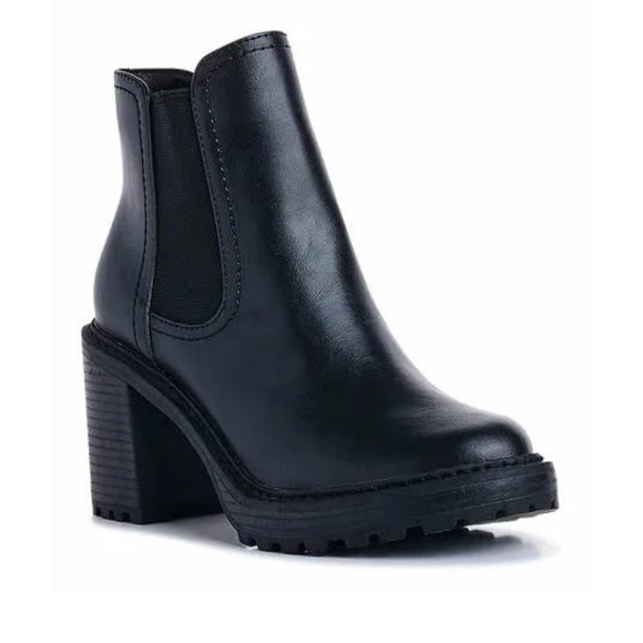 Madden Nyc Women's Shoes Madden Nyc Lug Sole Nappa Chelsea Boot - Picture 2 of 6